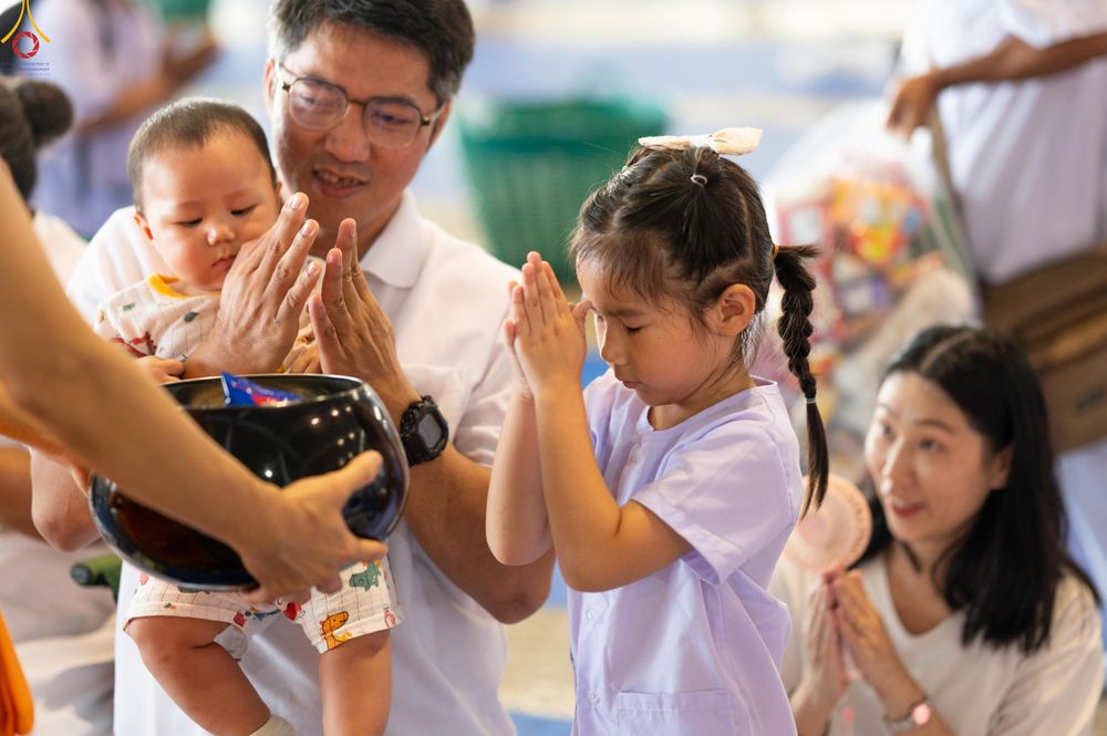 ภาพ No.318209:วันอาทิตย์ต้นเดือนที่ 5 เมษายน พ.ศ.2569 พิธีตักบาตร ณ บ้านแก้วเรือนทองคุณยายอาจารย์ฯ วัดพระธรรมกาย