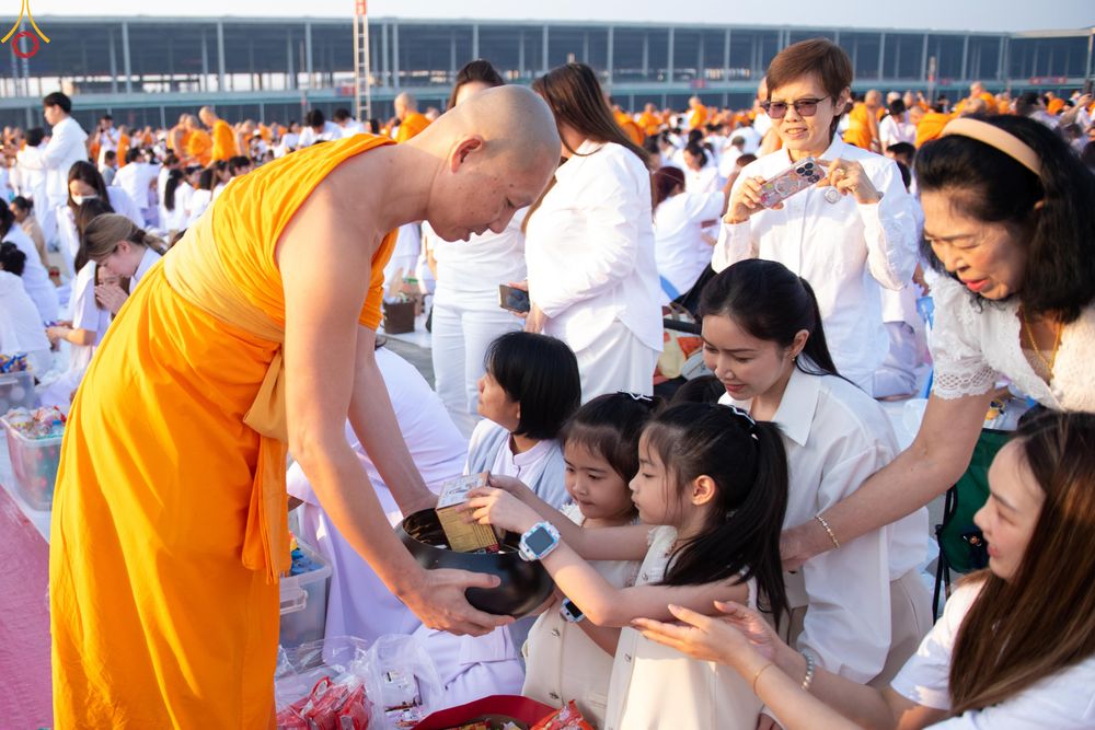 ภาพ No.279869:วันที่ 1 มกราคม พ.ศ.2569 พิธีตักบาตรในวันขึ้นปีใหม่ ณ ลานธรรม วัดพระธรรมกาย