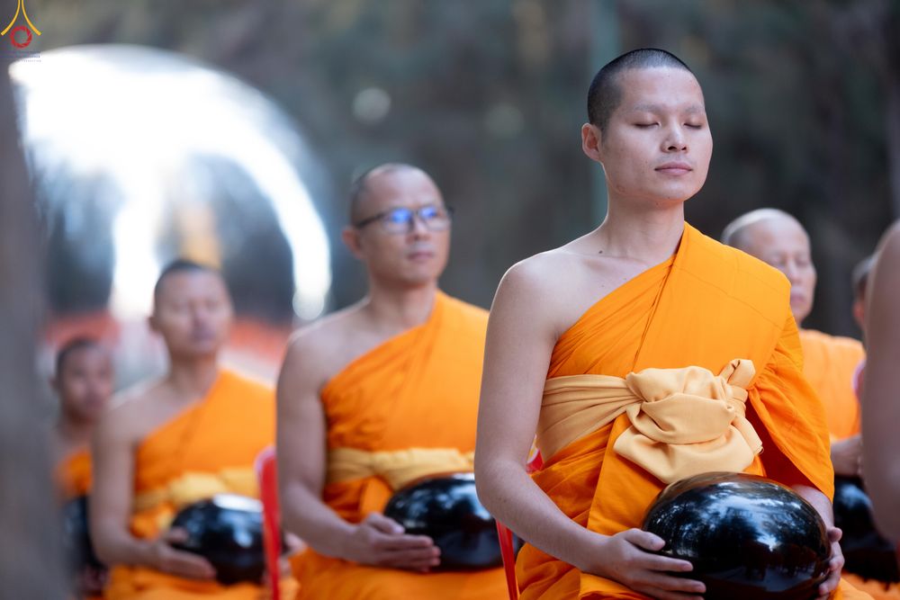 ภาพ No.289186:วันที่ 7 มกราคม พ.ศ. 2569 พิธีตักบาตรพระธรรมยาตรา ณ อนุสรณ์สถานลำดับที่ 1 สถานที่เกิดด้วยรูปกายเนื้อ อนุสรณ์สถานมหาวิหารพระมงคลเทพมุนี (โลตัสแลนด์) อ.สองพี่น้อง จ.สุพรรณบุรี ในโครงการธรรมยาตรา กตัญญูบูชา มหาปูชนียาจารย์ พระมงคลเทพมุนี(สด จนฺทสโร) พระผู้ป