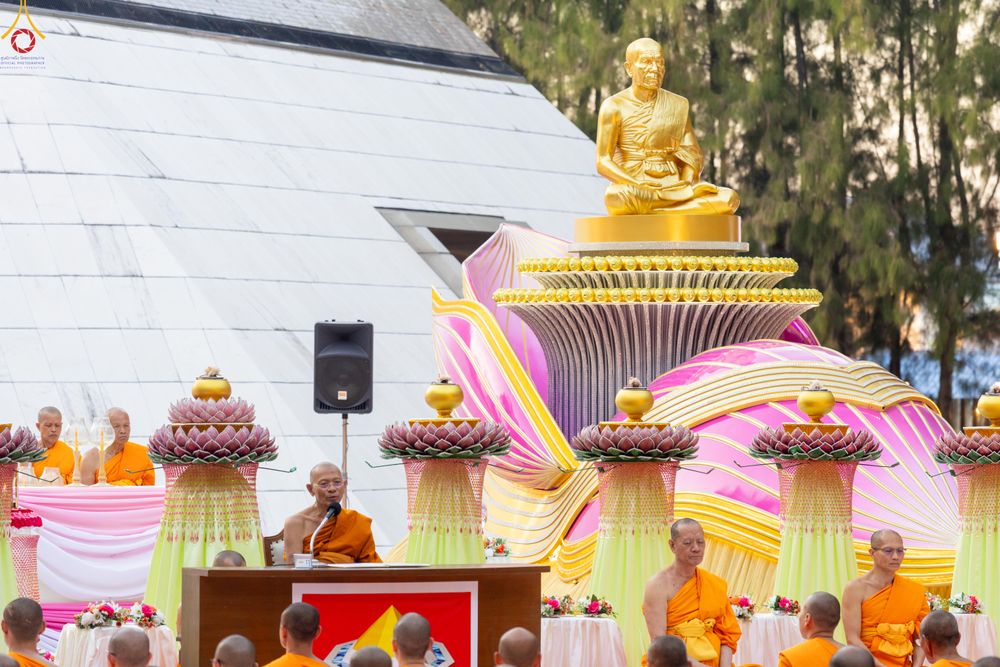 ภาพ No.290101:วันที่ 6 มกราคม พ.ศ. 2569 พิธีจุดประทีปถวายเป็นพุทธบูชา และบูชาธรรมมหาปูชนียาจารย์ (ภาพชุดที่ 2) ณ อนุสรณ์สถานมหาวิหารพระมงคลเทพมุนี (โลตัสแลนด์) อ.สองพี่น้อง จ.สุพรรณบุรี ในโครงการธรรมยาตรา กตัญญูบูชา มหาปูชนียาจารย์ พระมงคลเทพมุนี(สด จนฺทสโร) พระผู้ปรา