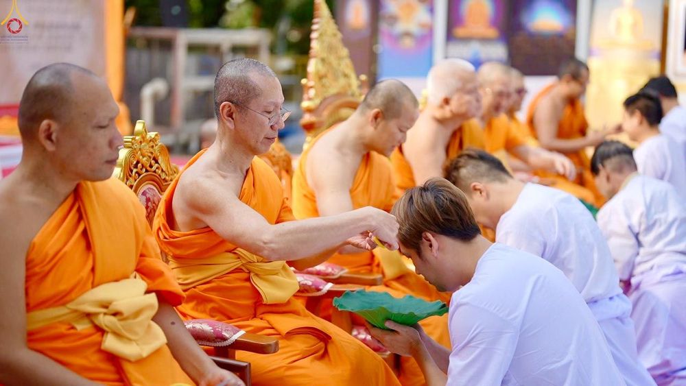 ภาพ No.280794:วันที่ 27 ธันวาคม พ.ศ. 2568  พิธีปลงผมนาคธรรมทายาท โครงการอุปสมบทหมู่บูชาธรรม 81 ปี หลวงพ่อธัมมชโย  ณ สมาคมพุทธ เขตตงช้ง ฮ่องกง