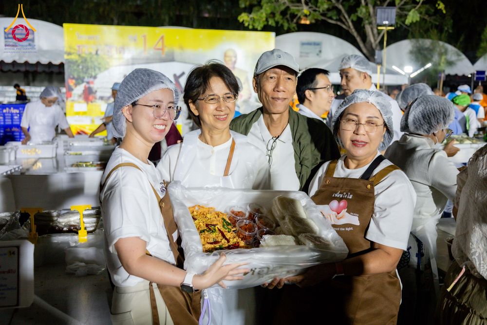 ภาพ No.289473:วันที่ 7 มกราคม พ.ศ. 2569 พิธีถวายภัตตาหารเป็นสังฆทาน แด่พระธรรมยาตรา ในโครงการธรรมยาตรา กตัญญูบูชา มหาปูชนียาจารย์ พระมงคลเทพมุนี(สด จนฺทสโร) พระผู้ปราบมาร อนุสรณ์สถาน 7 แห่ง ปีที่ 14 ณ อนุสรณ์สถานมหาวิหารพระมงคลเทพมุนี (โลตัสแลนด์) อ.สองพี่น้อง จ.สุพรร