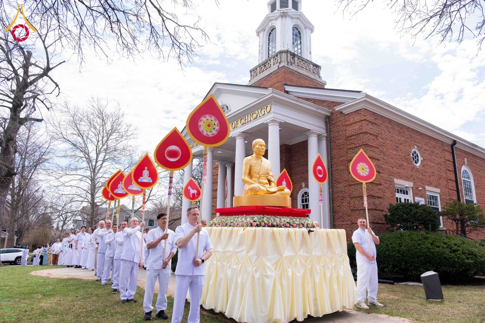 ภาพ No.319071:วันที่ 29 มีนาคม พ.ศ.2569 พิธีอัญเชิญรูปหล่อพระมงคลเทพมุนี (สด จนฺทสโร) ประดิษฐาน ณ ห้องปฏิบัติธรรม “มงคลรัตนโชติ”  วัดพระธรรมกายชิคาโก ประเทศสหรัฐอเมริกา