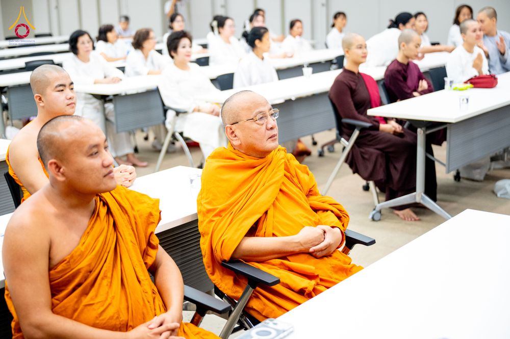 ภาพ No.324762:วันอังคารที่ 21 เมษายน พ.ศ.2569  หลวงพ่อทัตตชีโว รองเจ้าอาวาสวัดพระธรรมกาย ถวายการต้อนรับและปฏิสันถารคณะสงฆ์จากประเทศเวียดนาม