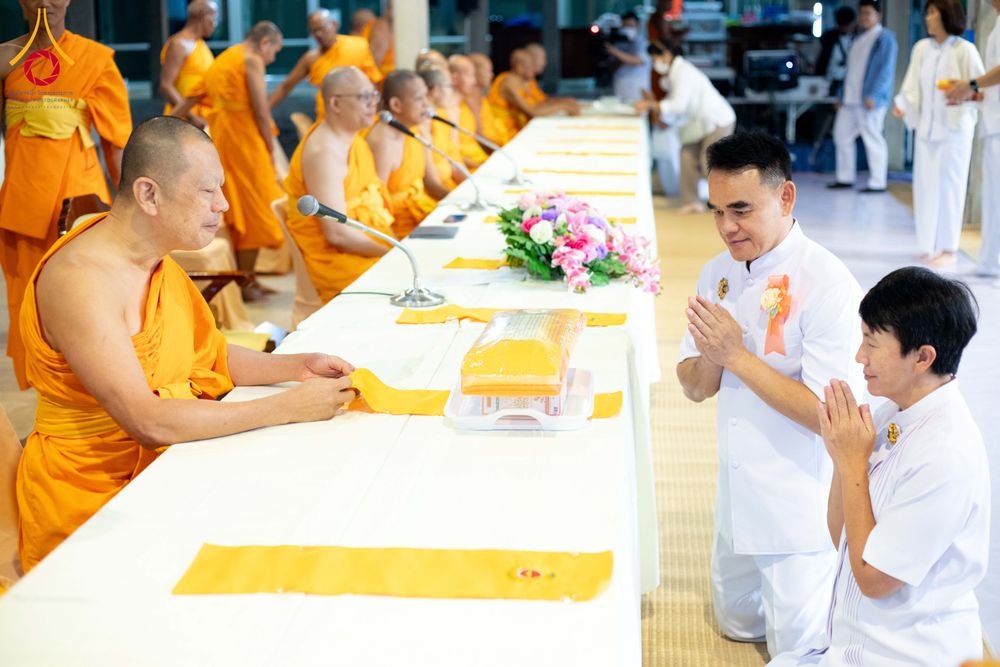 ภาพ No.288870:วันที่ 6 มกราคม พ.ศ. 2569 พิธีถวายภัตตาหารเป็นสังฆทาน แด่พระธรรมยาตรา ในโครงการธรรมยาตรา กตัญญูบูชา มหาปูชนียาจารย์ พระมงคลเทพมุนี(สด จนฺทสโร) พระผู้ปราบมาร อนุสรณ์สถาน 7 แห่ง ปีที่ 14 ณ อนุสรณ์สถานมหาวิหารพระมงคลเทพมุนี (โลตัสแลนด์) อ.สองพี่น้อง จ.สุพรร