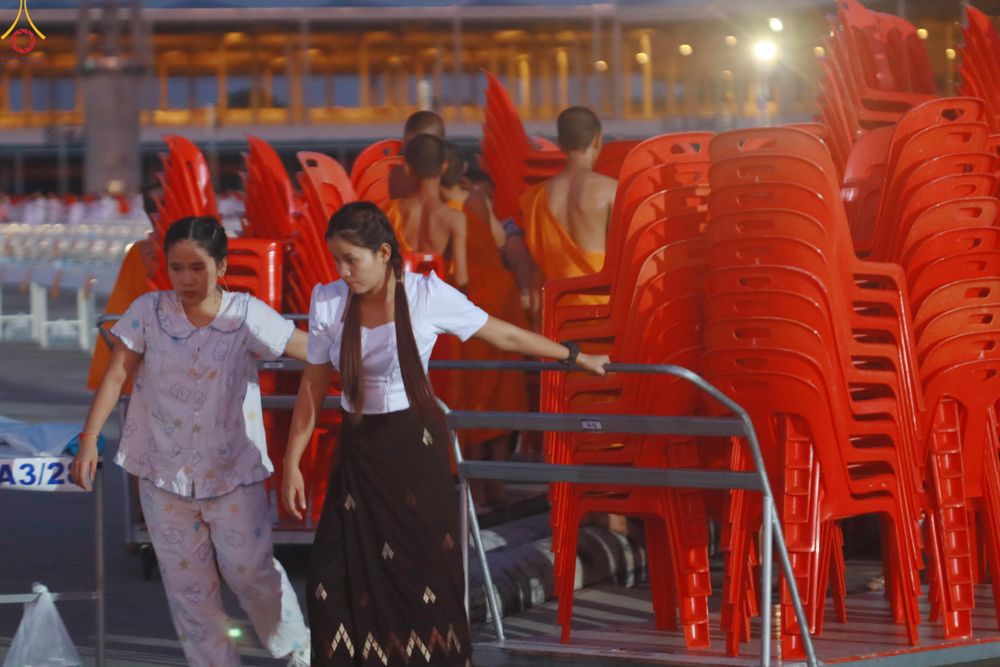 ภาพ No.322050:วันที่ 12 -13 เมษายน พ.ศ.2569 การเตรียมกล่องไทยธรรม + การขนย้ายเก้าอี้ เพื่องานถวายมหาสังฆทาน 40,000 กว่าวัดทั่วประเทศ วันคุ้มครองโลก 22 เมษายน พ.ศ.2569 วัดพระธรรมกาย