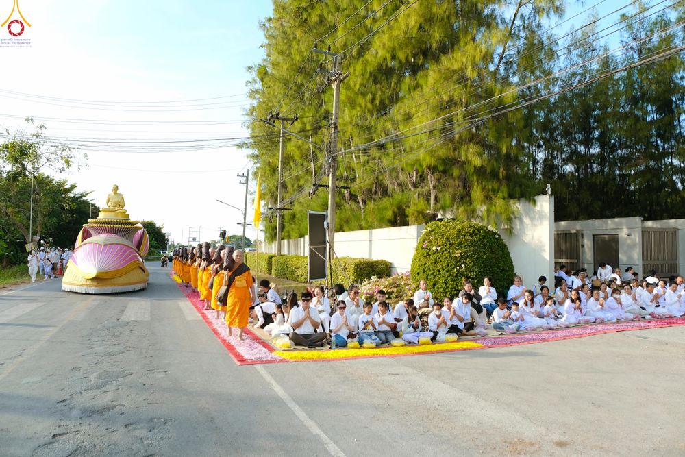 ภาพ No.287841:วันที่ 3 มกราคม พ.ศ. 2569 พิธีต้อนรับพระธรรมยาตรา ครั้งที่ 2 (ภาพชุดที่ 2) ในโครงการธรรมยาตรา กตัญญูบูชา มหาปูชนียาจารย์ พระมงคลเทพมุนี(สด จนฺทสโร) พระผู้ปราบมาร อนุสรณ์สถาน 7 แห่ง ปีที่ 14 ณ อนุสรณ์สถานมหาวิหารพระมงคลเทพมุนี (โลตัสแลนด์) อ.สองพี่น้อง จ.