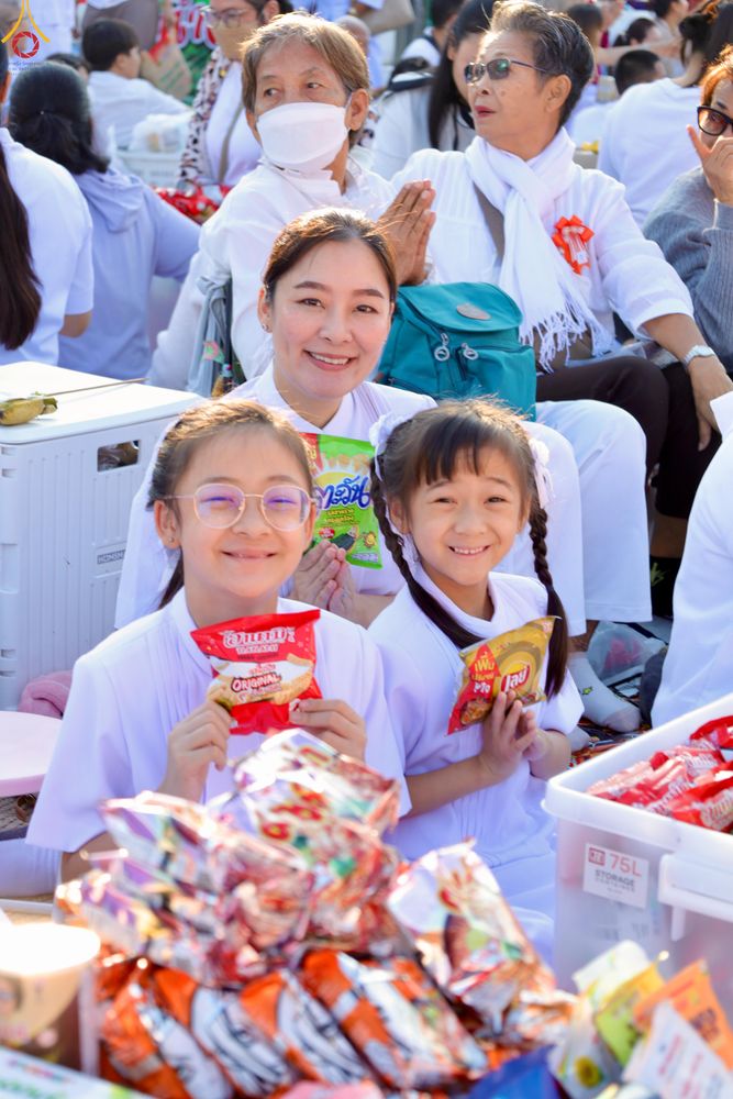 ภาพ No.282751:วันเสาร์ที่ 20 ธันวาคม พ.ศ.2568 พิธีตักบาตรพระ 10,000 รูป (ชุด 2) เนื่องในโอกาส 194 ปี จังหวัดกาญจนบุรี และอุทิศส่วนกุศลให้แด่บรรพชนทั้งหลาย บริเวณถนนสองแคว (Skywalk) เมืองกาญจนบุรี