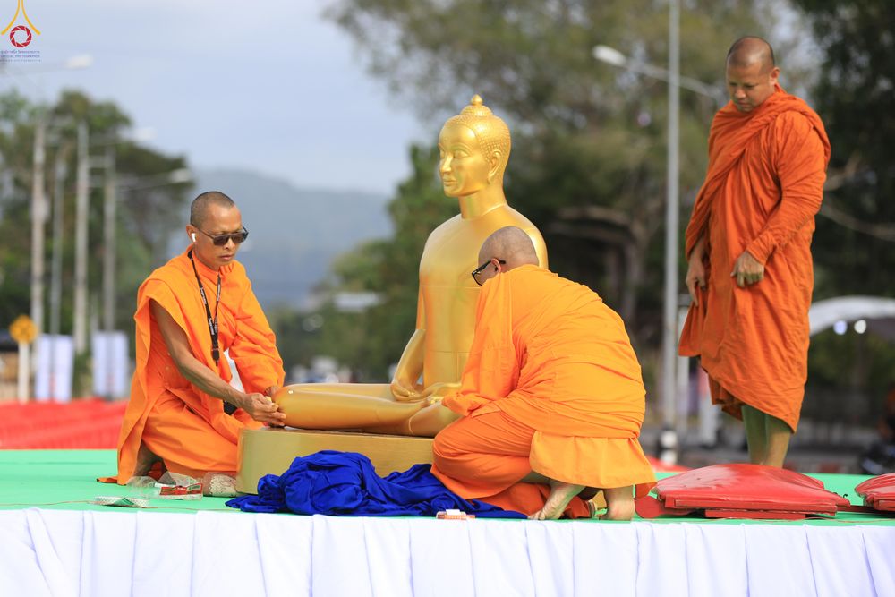 ภาพ No.280837:วันที่ 27 ธันวาคม พ.ศ.2568 คณะสงฆ์และเจ้าหน้าที่ทุกสังกัด ช่วยกันเตรียมงานตักบาตรพระ 1,000 รูป จ.สตูล