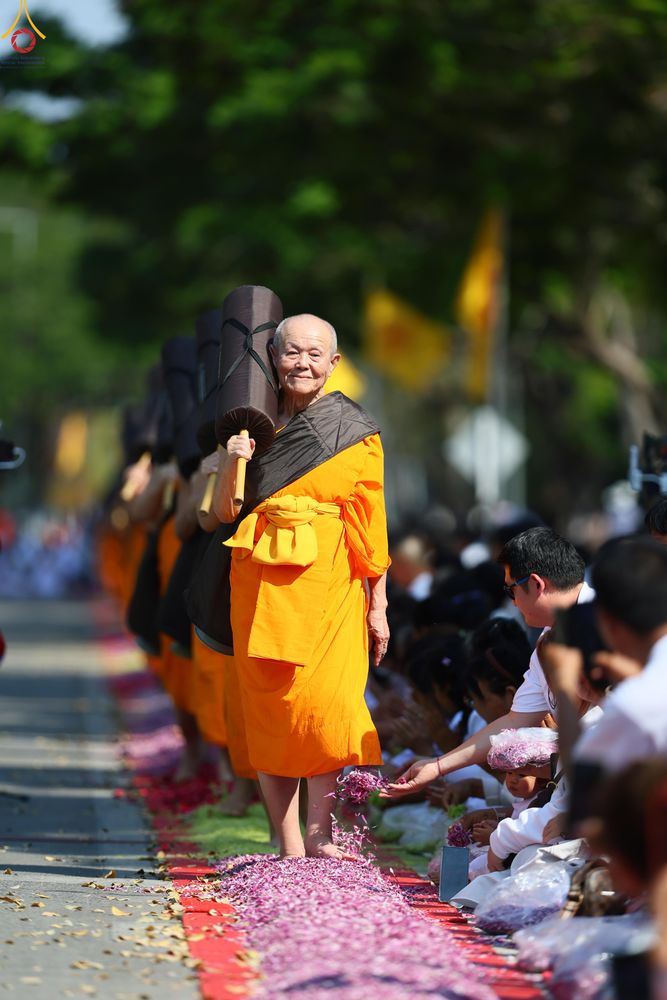 ภาพ No.304752:วันที่ 25 มกราคม พ.ศ. 2569 พิธีต้อนรับพระธรรมยาตรา (ภาพชุดที่ 2) รร.สามัคคีราษฏร์บำรุง-วัดพระธรรมกาย ในโครงการธรรมยาตรา กตัญญูบูชา มหาปูชนียาจารย์ พระมงคลเทพมุนี(สด จนฺทสโร) พระผู้ปราบมาร อนุสรณ์สถาน 7 แห่ง ปีที่ 14