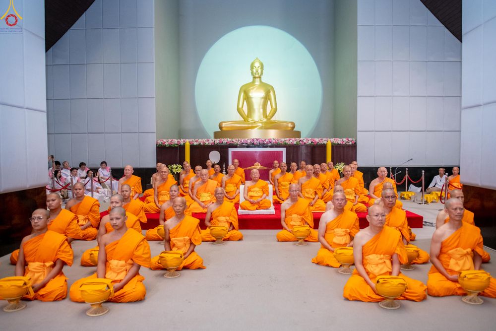 ภาพ No.330881:วันวิสาขบูชา อาทิตย์ที่ 31 พฤษภาคม พ.ศ.2569 พิธีบรรพชาสามเณรอุบาสก 11 ท่าน , พิธีถวายบาตรผ้าไตร และจตุปัจจัยไทยธรรม แด่สามเณร , พิธีอุปสมบทอุทิศชีวิต , พิธีกล่าวคำกัปปิยภัณฑ์  ณ อุโบสถพระไตรปิฎก วัดพระธรรมกาย จังหวัดปทุมธานี