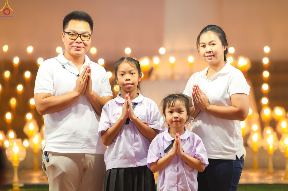 ภาพ No.290254:วันที่ 6 มกราคม พ.ศ. 2569 พิธีจุดประทีปถวายเป็นพุทธบูชา และบูชาธรรมมหาปูชนียาจารย์ (ภาพชุดที่ 2) ณ อนุสรณ์สถานมหาวิหารพระมงคลเทพมุนี (โลตัสแลนด์) อ.สองพี่น้อง จ.สุพรรณบุรี ในโครงการธรรมยาตรา กตัญญูบูชา มหาปูชนียาจารย์ พระมงคลเทพมุนี(สด จนฺทสโร) พระผู้ปรา