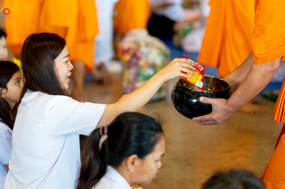 ภาพ No.311368:วันอาทิตย์ต้นเดือนที่ 1 มีนาคม พ.ศ.2569 พิธีตักบาตร และ พิธีบูชาข้าวพระ ณ สภาธรรมกายสากล วัดพระธรรมกาย