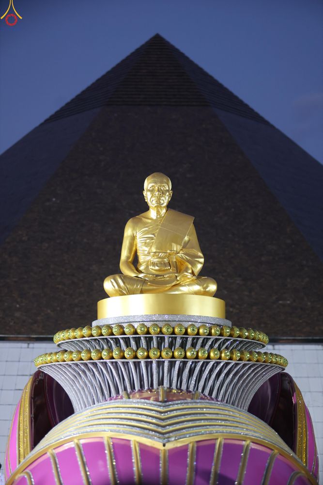 ภาพ No.289166:วันที่ 7 มกราคม พ.ศ. 2569 พิธีตักบาตรพระธรรมยาตรา ณ อนุสรณ์สถานลำดับที่ 1 สถานที่เกิดด้วยรูปกายเนื้อ อนุสรณ์สถานมหาวิหารพระมงคลเทพมุนี (โลตัสแลนด์) อ.สองพี่น้อง จ.สุพรรณบุรี ในโครงการธรรมยาตรา กตัญญูบูชา มหาปูชนียาจารย์ พระมงคลเทพมุนี(สด จนฺทสโร) พระผู้ป