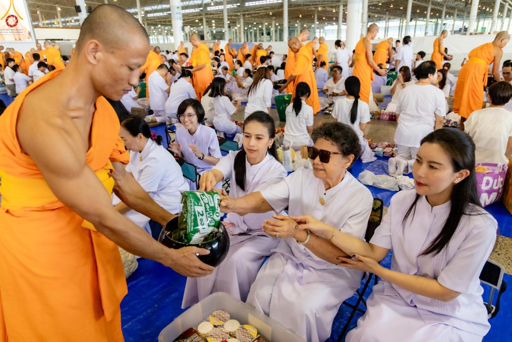 ภาพ No.318189:วันอาทิตย์ต้นเดือนที่ 5 เมษายน พ.ศ.2569 พิธีตักบาตร ณ บ้านแก้วเรือนทองคุณยายอาจารย์ฯ วัดพระธรรมกาย