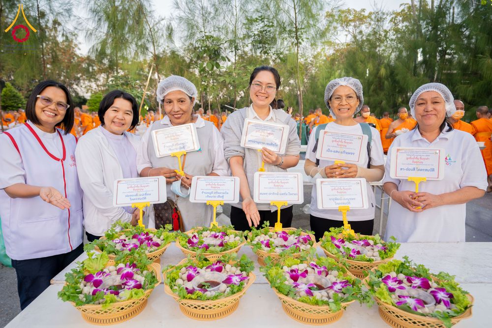 ภาพ No.288822:วันที่ 6 มกราคม พ.ศ. 2569 พิธีถวายภัตตาหารเป็นสังฆทาน แด่พระธรรมยาตรา ในโครงการธรรมยาตรา กตัญญูบูชา มหาปูชนียาจารย์ พระมงคลเทพมุนี(สด จนฺทสโร) พระผู้ปราบมาร อนุสรณ์สถาน 7 แห่ง ปีที่ 14 ณ อนุสรณ์สถานมหาวิหารพระมงคลเทพมุนี (โลตัสแลนด์) อ.สองพี่น้อง จ.สุพรร