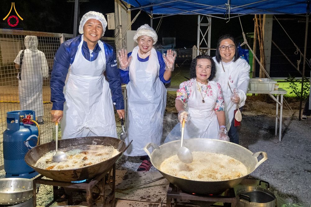 ภาพ No.291298:วันที่ 10 มกราคม พ.ศ. 2569 พิธีถวายภัตตาหารเป็นสังฆทาน แด่พระธรรมยาตรา ณ อนุสรณ์สถานคลองบางนางแท่น อ.สามพราน จ.นครปฐม ในโครงการธรรมยาตรา กตัญญูบูชา มหาปูชนียาจารย์ พระมงคลเทพมุนี(สด จนฺทสโร) พระผู้ปราบมาร อนุสรณ์สถาน 7 แห่ง ปีที่ 14