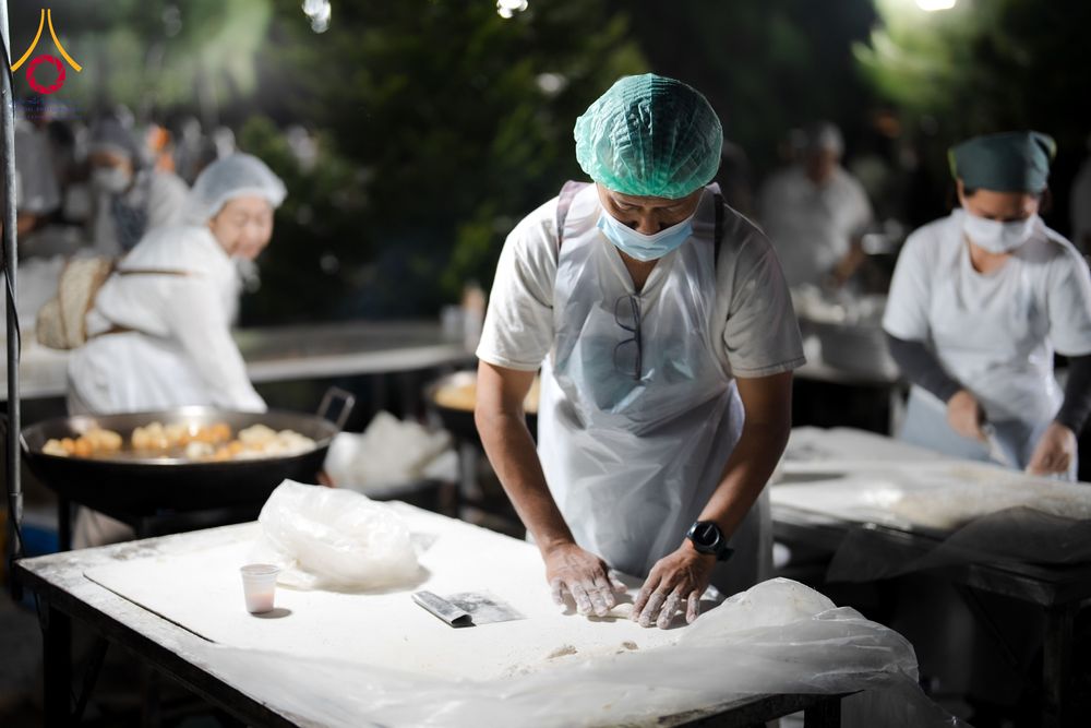 ภาพ No.288223:วันที่ 5 มกราคม พ.ศ. 2569 พิธีถวายภัตตาหารเป็นสังฆทาน แด่พระธรรมยาตรา ในโครงการธรรมยาตรา กตัญญูบูชา มหาปูชนียาจารย์ พระมงคลเทพมุนี(สด จนฺทสโร) พระผู้ปราบมาร อนุสรณ์สถาน 7 แห่ง ปีที่ 14 ณ อนุสรณ์สถานมหาวิหารพระมงคลเทพมุนี (โลตัสแลนด์) อ.สองพี่น้อง จ.สุพรร