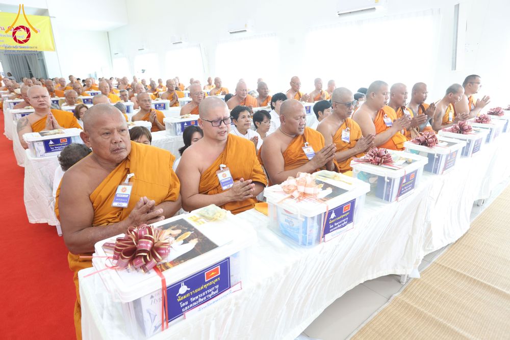 ภาพ No.290301:วันอังคารที่ 6 มกราคม พ.ศ. 2569 พิธีเจริญพุทธมนต์ ปฏิบัติธรรม มอบทุนการศึกษา ถวายสังฆทาน 142 วัด ณ ศูนย์ปฏิบัติธรรมพระมงคลเทพมุนี อ.สองพี่น้อง จ.สุพรรณบุรี
