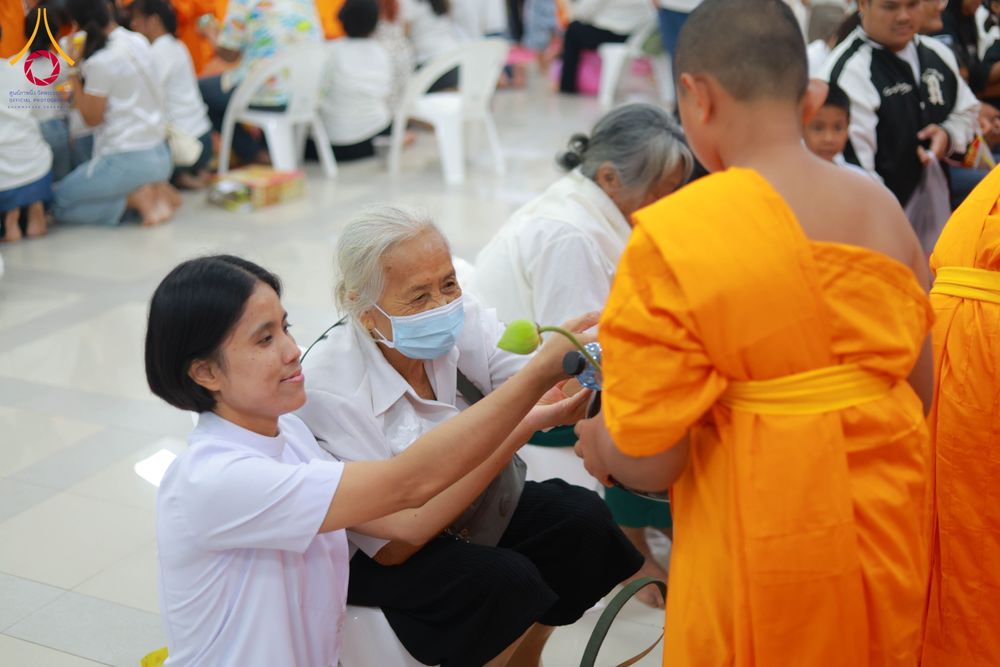 ภาพ No.321874:วันที่ 12 เมษายน พ.ศ.2569 ตักบาตรสงกรานต์ฉลองสามเณรใหม่  ณ ศูนย์ปฏิบัติธรรมระยอง(บ้านช่องลม)