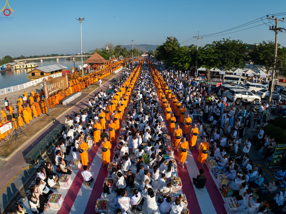 ภาพ No.284233:วันเสาร์ที่ 20 ธันวาคม พ.ศ.2568  พิธีตักบาตรพระ 10,000 รูป เนื่องในโอกาส 194 ปี จังหวัดกาญจนบุรี และอุทิศส่วนกุศลให้แด่บรรพชนทั้งหลาย บริเวณถนนสองแคว (Skywalk) เมืองกาญจนบุรี