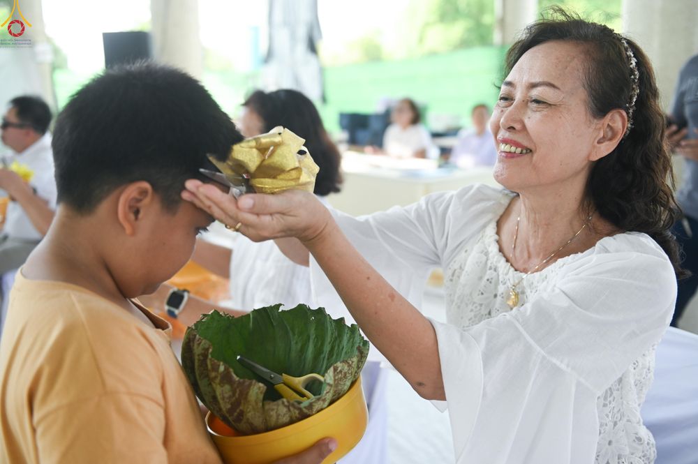 ภาพ No.317335:วันอาทิตย์ที่ 29 มีนาคม พ.ศ. 2569 พิธีตัดปอยผมยุวธรรมทายาท โครงการบรรพชาสามเณรฟื้นฟูพระพุทธศาสนา (ภาคฤดูร้อน) ปิดเทอมเติมธรรม ณ ศูนย์ปฏิบัติธรรมวิหารแดง จ.สระบุรี