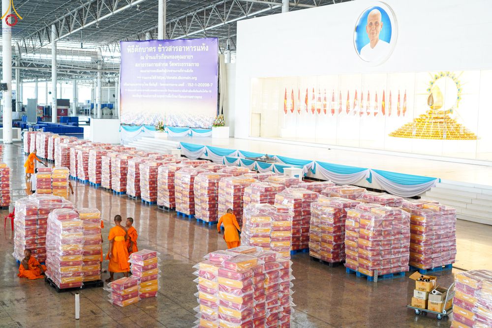 ภาพ No.321179:วันที่ 10-11 เมษายน พ.ศ.2569 การเตรียมกล่องไทยธรรม และการติดผ้ารับประเคน เพื่องานถวายมหาสังฆทาน 40,000 กว่าวัดทั่วประเทศ วันคุ้มครองโลก 22 เมษายน พ.ศ.2569 วัดพระธรรมกาย