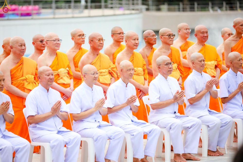 ภาพ No.330586:วันที่ 30 พฤษภาคม พ.ศ.2569 พิธีตัดปอยผมและปลงผม อุบาสกอุปสมบทอุทิศชีวิต 11 ท่าน (ภาพชุดที่ 2) ณ โบสถ์พระไตรปิฎก วัดพระธรรมกาย จังหวัดปทุมธานี