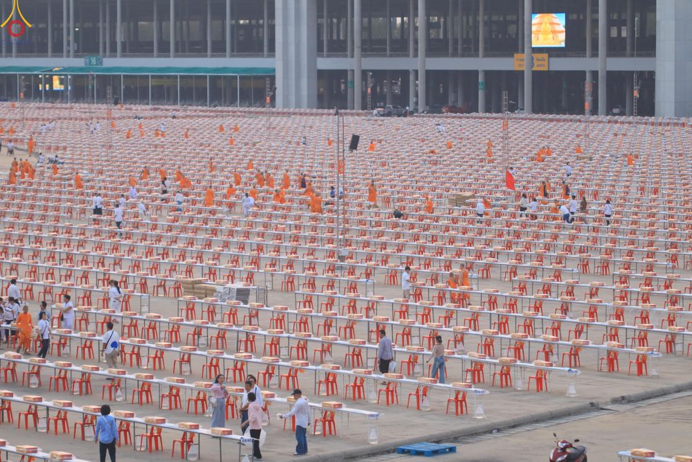 ภาพ No.323170:วันที่ 19 เมษายน พ.ศ.2569 การเรียงกล่องไทยธรรม , เตรียมงานจราจร เพื่องานถวายมหาสังฆทาน 40,000 กว่าวัดทั่วประเทศ วันคุ้มครองโลก 22 เมษายน พ.ศ.2569 วัดพระธรรมกาย