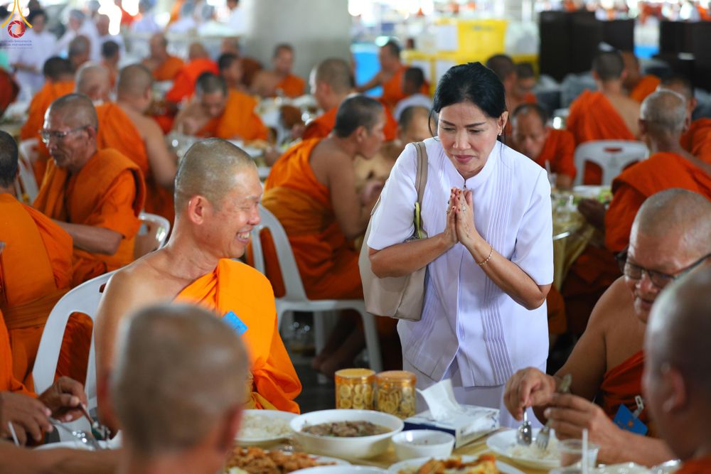 ภาพ No.323788:วันที่ 22 เมษายน พ.ศ.2569(วันคุ้มครองโลก) งานถวายมหาสังฆทาน 40,000 กว่าวัดทั่วประเทศ คณะสงฆ์ฉันภัตตาหารเพล