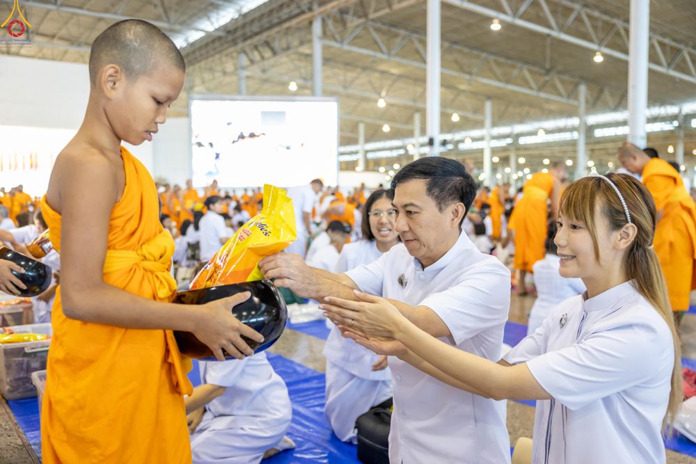 ภาพ No.337673:วันอาทิตย์ต้นเดือน 5 กรกฎาคม พ.ศ.2569 พิธีตักบาตรข้าวสารอาหารแห้ง  ณ บ้านแก้วเรือนทองคุณยายฯ วัดพระธรรมกาย
