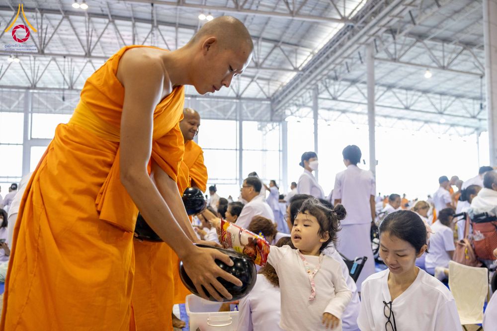 ภาพ No.308516:วันที่ 1 กุมภาพันธ์ พ.ศ. 2569 พิธีตักบาตรข้าวสารอาหารแห้ง ณ บ้านแก้วเรือนทองคุณยาย สภาธรรมกายสากล วัดพระธรรมกาย