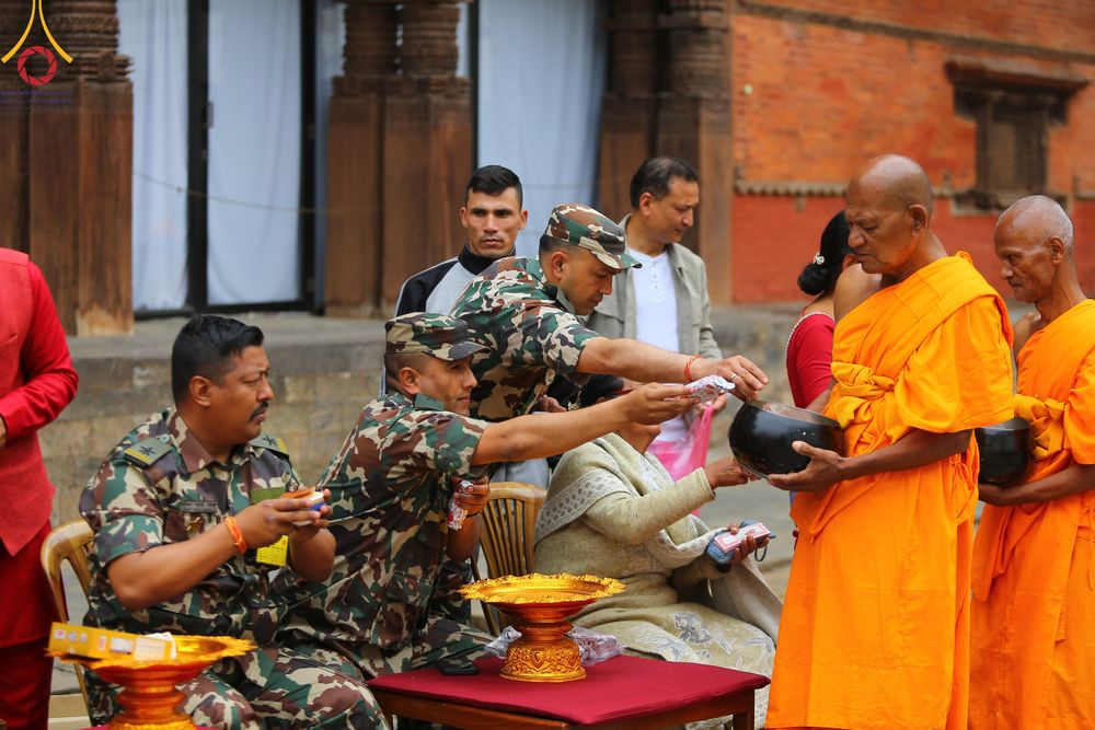 ภาพ No.317203:วันจันทร์ที่ 30 มีนาคม พ.ศ.2569 จาริกบิณฑบาตสยมภูนาทสู่พระราชวังหนุมานโดกา ประเทศเนปาล