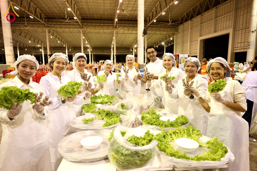 ภาพ No.287231:วันที่ 3 มกราคม พ.ศ.2569 พิธีถวายภัตตาหารเป็นสังฆทาน แด่พระธรรมยาตรา ณ วัดพระธรรมกาย  จังหวัดปทุมธานี ในโครงการธรรมยาตรา กตัญญูบูชา มหาปูชนียาจารย์ พระมงคลเทพมุนี(สด จนฺทสโร) พระผู้ปราบมาร อนุสรณ์สถาน 7 แห่ง ปีที่ 14