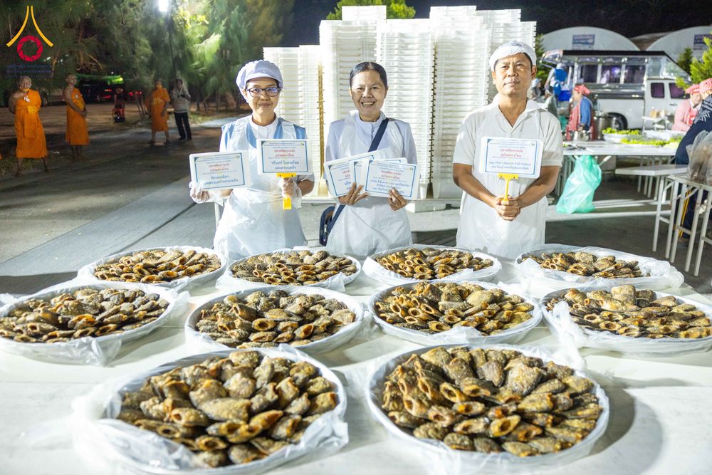 ภาพ No.288179:วันที่ 5 มกราคม พ.ศ. 2569 พิธีถวายภัตตาหารเป็นสังฆทาน แด่พระธรรมยาตรา ในโครงการธรรมยาตรา กตัญญูบูชา มหาปูชนียาจารย์ พระมงคลเทพมุนี(สด จนฺทสโร) พระผู้ปราบมาร อนุสรณ์สถาน 7 แห่ง ปีที่ 14 ณ อนุสรณ์สถานมหาวิหารพระมงคลเทพมุนี (โลตัสแลนด์) อ.สองพี่น้อง จ.สุพรร