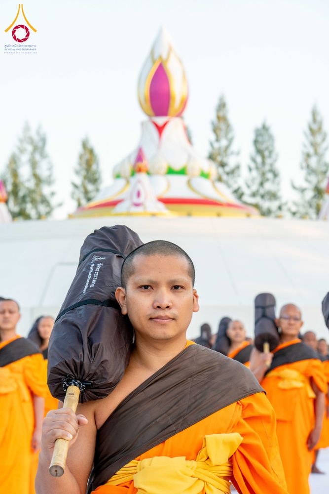 ภาพ No.290643:วันที่ 8 มกราคม พ.ศ. 2569 พระธรรมยาตราปฏิบัติธรรม และถ่ายภาพหมู่ประวัติศาสตร์ ในโครงการธรรมยาตรา กตัญญูบูชามหาปูชนียาจารย์ พระมงคลเทพมุนี(สด จนฺทสโร) พระผู้ปราบมาร อนุสรณ์สถาน 7 แห่ง ปีที่ 14 ณ อนุสรณ์สถานคลองบางนางแท่น อ.สามพราน จ.นครปฐม