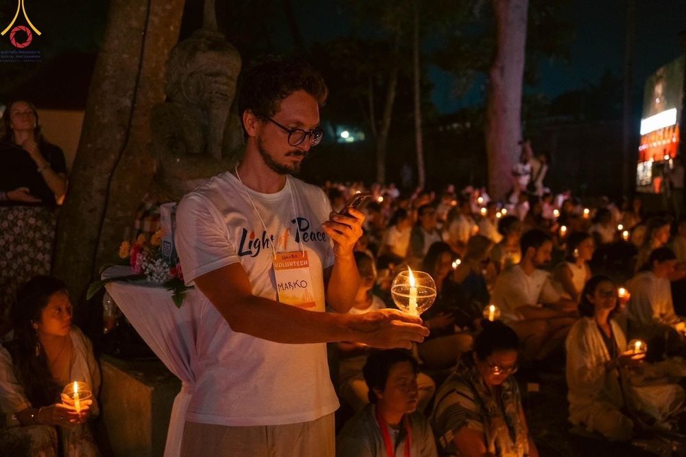 ภาพ No.156534:วัดพุทธบาหลีและวัดพระธรรมกาย จัดปฏิบัติธรรมนานาชาติ 1,151 คนจาก 78 ประเทศ ใน "วันสันติภาพสากล" ณ บาหลี อินโดนีเซีย วันเสาร์ที่ 21 กันยายน พ.ศ. 2567 เวลา 16.00-21.00 น. ณ พิพิธภัณฑ์ ARMA เมืองอูบุด จังหวัดบาหลี ประเทศอินโดนีเซีย