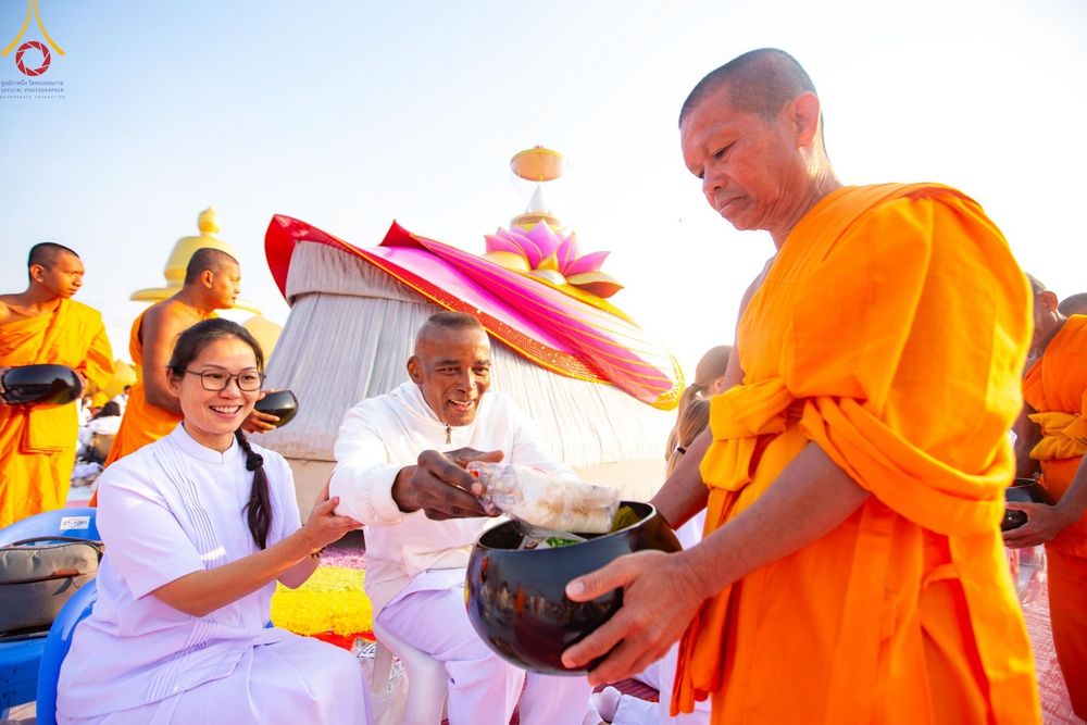 ภาพ No.201181:พิธีตักบาตรพระธรรมยาตรา ณ อนุสรณ์สถานลำดับที่ 5 สถานที่เผยแผ่วิชชาธรรมกายครั้งแรก อนุสรณ์สถานบางปลา วัดบางปลา อำเภอบางเลน จังหวัดนครปฐม ในโครงการธรรมยาตรา กตัญญูบูชา มหาปูชนียาจารย์ พระมงคลเทพมุนี(สด จนฺทสโร) พระผู้ปราบมาร อนุสรณ์สถาน 7 แห่ง ปีที่ 13
