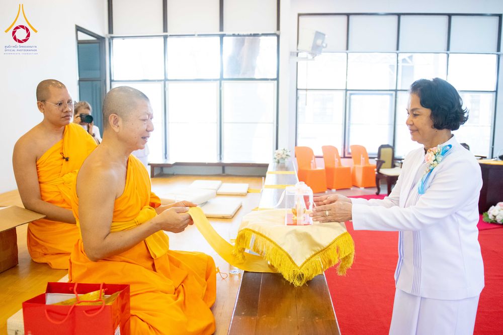 ภาพ No.278485:วันพุธที่ 10 ธันวาคม พ.ศ.2568  พิธีทอดผ้าป่าเพื่อสนับสนุนโครงการตักบาตรพระ 10,000 รูป เมืองกาญจนบุรี ณ อาคารปลูกศรัทธา วัดพระธรรมกาย