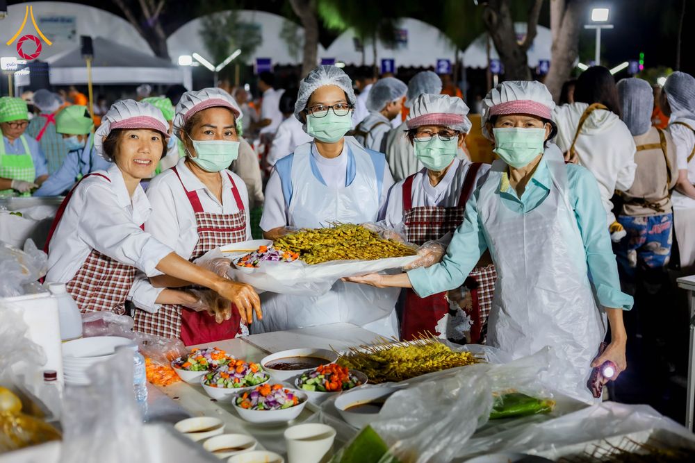 ภาพ No.287998:วันที่ 4 มกราคม พ.ศ. 2569 พิธีถวายภัตตาหารเป็นสังฆทาน แด่พระธรรมยาตรา ในโครงการธรรมยาตรา กตัญญูบูชา มหาปูชนียาจารย์ พระมงคลเทพมุนี(สด จนฺทสโร) พระผู้ปราบมาร อนุสรณ์สถาน 7 แห่ง ปีที่ 14 ณ อนุสรณ์สถานมหาวิหารพระมงคลเทพมุนี (โลตัสแลนด์) อ.สองพี่น้อง จ.สุพรร