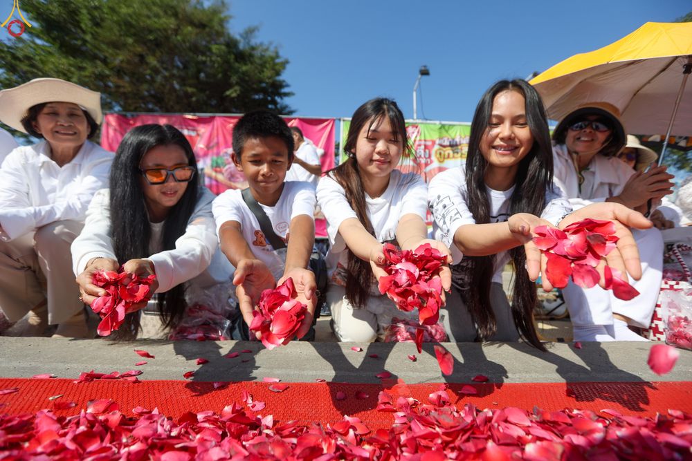 ภาพ No.303999:วันที่ 25 มกราคม พ.ศ. 2569 พิธีต้อนรับพระธรรมยาตรา  รร.สามัคคีราษฏร์บำรุง-วัดพระธรรมกาย ในโครงการธรรมยาตรา กตัญญูบูชา มหาปูชนียาจารย์ พระมงคลเทพมุนี(สด จนฺทสโร) พระผู้ปราบมาร อนุสรณ์สถาน 7 แห่ง ปีที่ 14