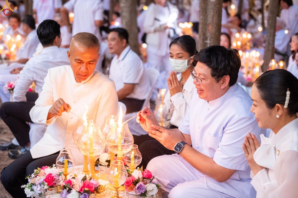 ภาพ No.290145:วันที่ 6 มกราคม พ.ศ. 2569 พิธีจุดประทีปถวายเป็นพุทธบูชา และบูชาธรรมมหาปูชนียาจารย์ (ภาพชุดที่ 2) ณ อนุสรณ์สถานมหาวิหารพระมงคลเทพมุนี (โลตัสแลนด์) อ.สองพี่น้อง จ.สุพรรณบุรี ในโครงการธรรมยาตรา กตัญญูบูชา มหาปูชนียาจารย์ พระมงคลเทพมุนี(สด จนฺทสโร) พระผู้ปรา