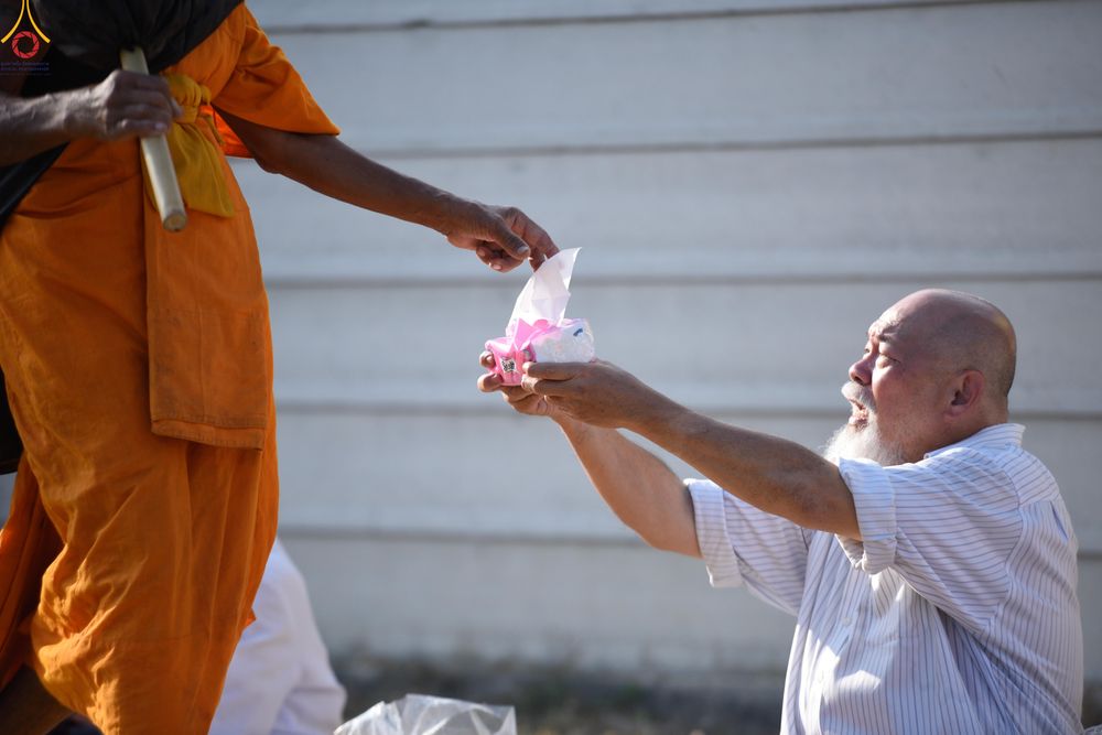 ภาพ No.295109:วันที่ 14 มกราคม พ.ศ. 2569 พิธีต้อนรับพระธรรมยาตรา อนุสรณ์สถานลำดับที่ 4  สถานที่เกิดด้วยกายธรรม ณ วัดโบสถ์บน ต.บางคูเวียง จ.นนทบุรี ในโครงการธรรมยาตรา กตัญญูบูชา มหาปูชนียาจารย์ พระมงคลเทพมุนี(สด จนฺทสโร) พระผู้ปราบมาร อนุสรณ์สถาน 7 แห่ง ปีที่ 14