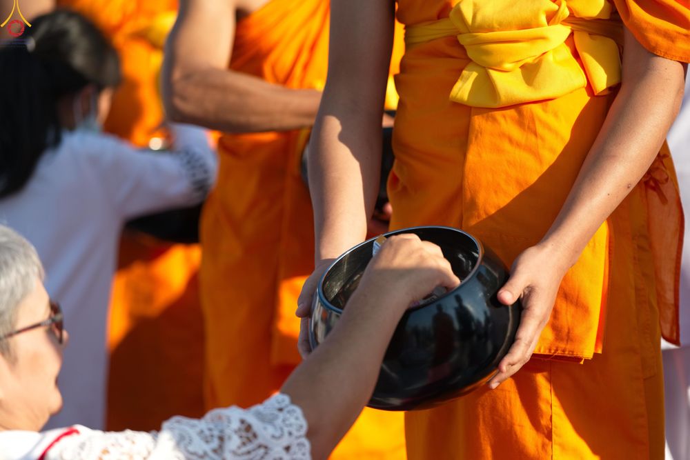 ภาพ No.282747:วันเสาร์ที่ 20 ธันวาคม พ.ศ.2568 พิธีตักบาตรพระ 10,000 รูป (ชุด 2) เนื่องในโอกาส 194 ปี จังหวัดกาญจนบุรี และอุทิศส่วนกุศลให้แด่บรรพชนทั้งหลาย บริเวณถนนสองแคว (Skywalk) เมืองกาญจนบุรี