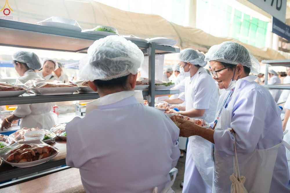 ภาพ No.325744:วันที่ 22 เมษายน พ.ศ.2569(วันคุ้มครองโลก) งานถวายมหาสังฆทาน 40,000 กว่าวัดทั่วประเทศ เจ้าหน้าที่ สาธุชน ร่วมใจจัดเตรียมภัตตาหารเพล (ชุด 2)