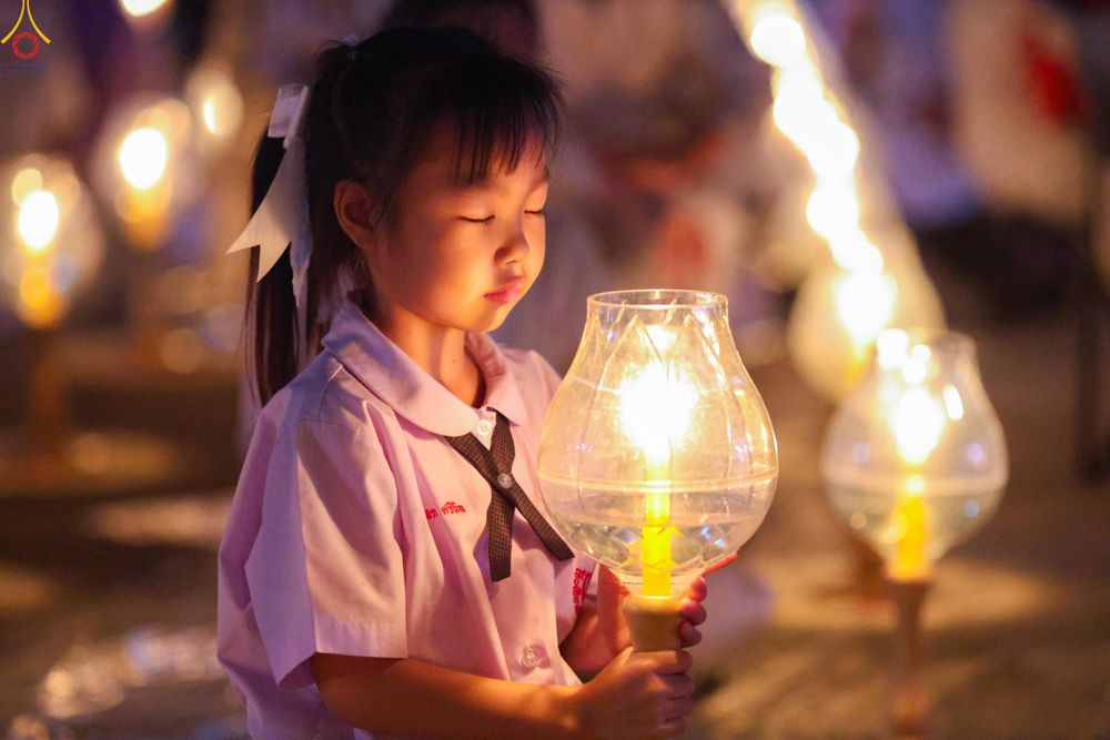 ภาพ No.294159:วันที่ 13 มกราคม พ.ศ. 2569 พิธีจุดประทีปถวายเป็นพุทธบูชา และบูชาธรรมมหาปูชนียาจารย์  (ภาพชุดที่ 2) ณ วัดสองพี่น้อง ต.ต้นตาล อ.สองพี่น้อง จ.สุพรรณบุรี ในโครงการธรรมยาตรา กตัญญูบูชา มหาปูชนียาจารย์ พระมงคลเทพมุนี(สด จนฺทสโร) พระผู้ปราบมาร อนุสรณ์สถาน 7 แห่