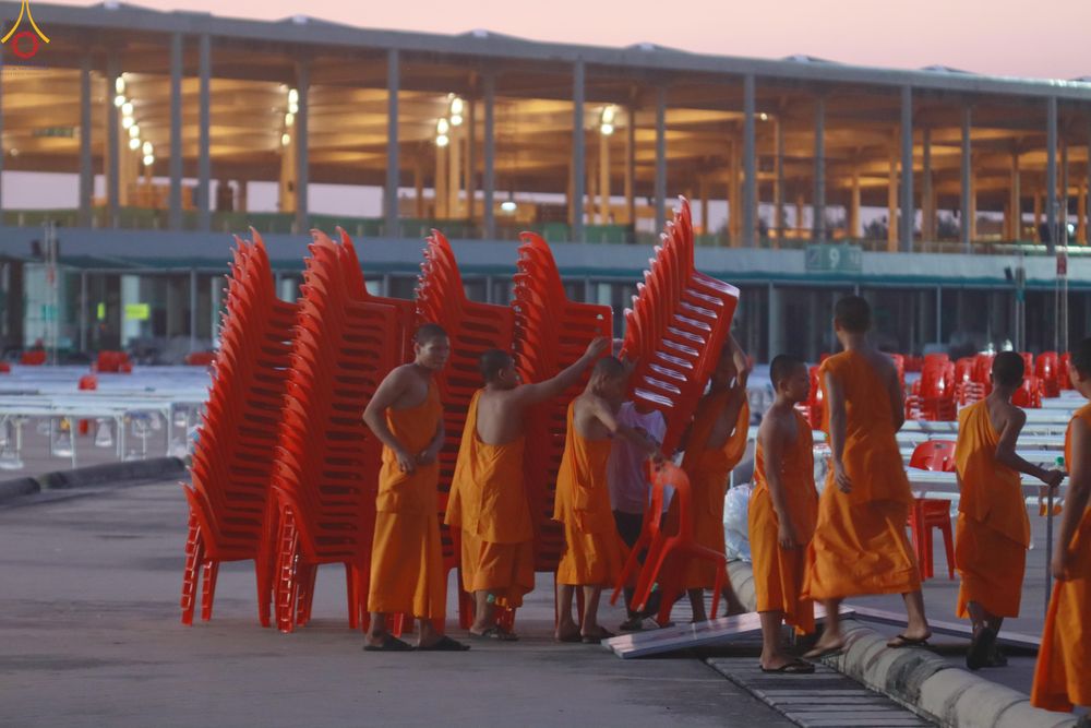 ภาพ No.322046:วันที่ 12 -13 เมษายน พ.ศ.2569 การเตรียมกล่องไทยธรรม + การขนย้ายเก้าอี้ เพื่องานถวายมหาสังฆทาน 40,000 กว่าวัดทั่วประเทศ วันคุ้มครองโลก 22 เมษายน พ.ศ.2569 วัดพระธรรมกาย