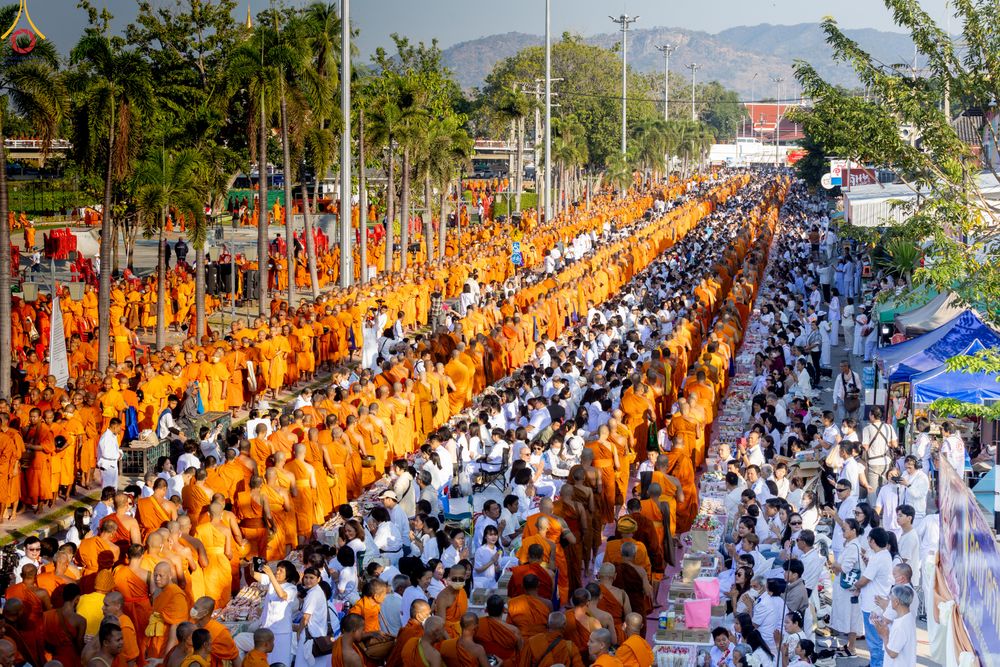 ภาพ No.282697:วันเสาร์ที่ 20 ธันวาคม พ.ศ.2568 พิธีตักบาตรพระ 10,000 รูป (ชุด 2) เนื่องในโอกาส 194 ปี จังหวัดกาญจนบุรี และอุทิศส่วนกุศลให้แด่บรรพชนทั้งหลาย บริเวณถนนสองแคว (Skywalk) เมืองกาญจนบุรี