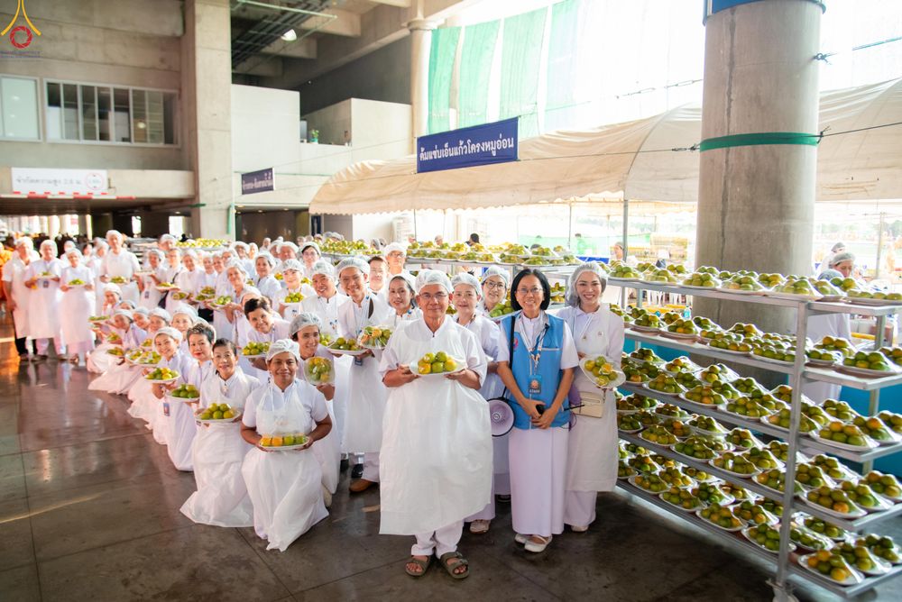 ภาพ No.325695:วันที่ 22 เมษายน พ.ศ.2569(วันคุ้มครองโลก) งานถวายมหาสังฆทาน 40,000 กว่าวัดทั่วประเทศ เจ้าหน้าที่ สาธุชน ร่วมใจจัดเตรียมภัตตาหารเพล (ชุด 2)