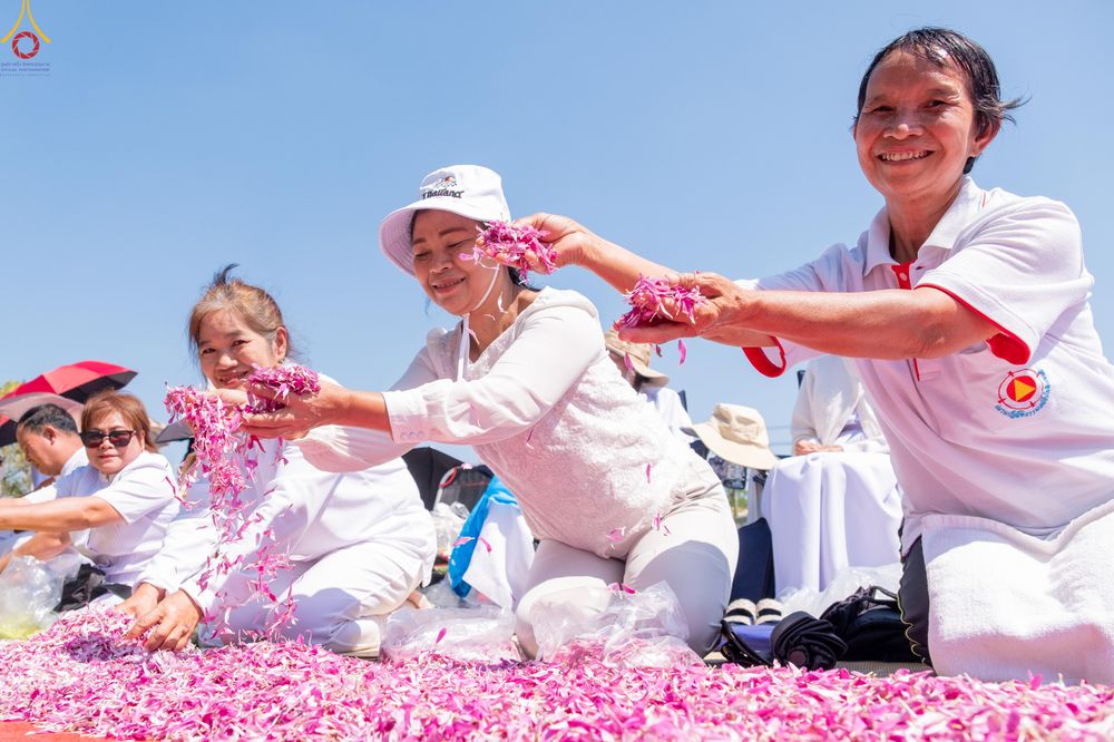 ภาพ No.304048:วันที่ 25 มกราคม พ.ศ. 2569 พิธีต้อนรับพระธรรมยาตรา  รร.สามัคคีราษฏร์บำรุง-วัดพระธรรมกาย ในโครงการธรรมยาตรา กตัญญูบูชา มหาปูชนียาจารย์ พระมงคลเทพมุนี(สด จนฺทสโร) พระผู้ปราบมาร อนุสรณ์สถาน 7 แห่ง ปีที่ 14